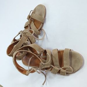 Frye, Chrissy side Ghillie beige suede sandal. Size 7.5